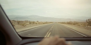 在死亡谷高速公路上开车