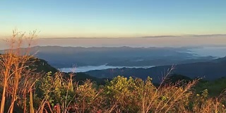 秋季日出在蓝岭山脉与移动的云