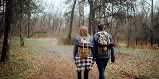 一对情侣在大自然中徒步旅行时讨论下一步该走哪条路