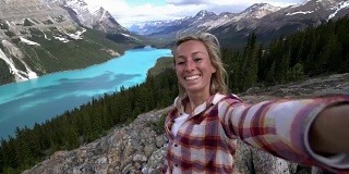 一名年轻女子在加拿大班夫国家公园旅游时的自拍