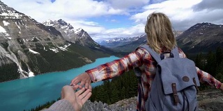 跟我来-一个年轻女人带着一个男人去加拿大的佩托湖