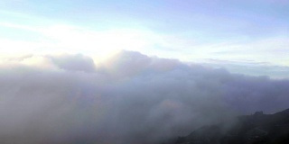 4K平移:早晨山上有雾。