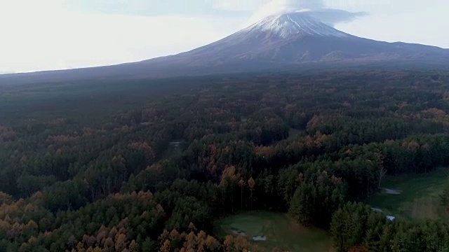 富士山上的鸟瞰图，秋日的森林阳光在阳光下的光线是美丽的，无人机的鸟瞰图，VDO 4k 60fps。