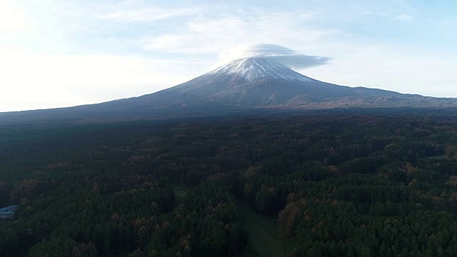 富士山上的鸟瞰图，秋日的森林阳光在阳光下的光线是美丽的，无人机的鸟瞰图，VDO 4k 60fps。