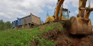 工程挖掘机铲土和倾倒土桩