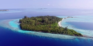 鸟瞰一个岛屿，马尔代夫