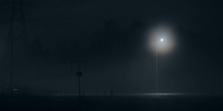 神秘黑夜公路的实时侧视图。超现实、不可思议、神秘的电影镜头。城市之光中的交通