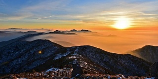 德女山的延时日落。韩国。