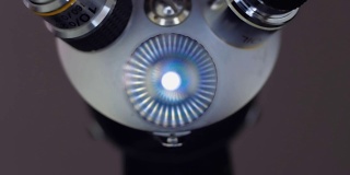 显微镜的物镜旋转其中一个用ra灯照射