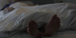 睡觉的人挠脚，难闻的气味和脚部真菌引起的不适