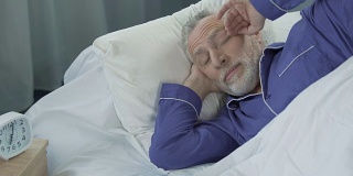 老人在舒适健康的睡眠后醒来时精力充沛