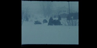 1964年，暴风雪在大雪中覆盖了郊区的老爷车