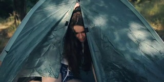 大自然早上好，一个十几岁的小女孩在帐篷里醒来