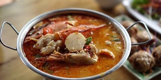 冬阴功，功配椰奶汤。当地的泰国传统招牌菜