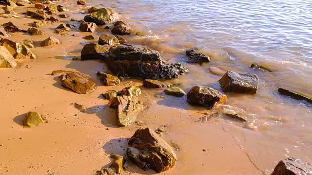 石头岩石悬崖在水中。