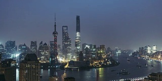T/L PAN高视角上海市区在黎明，夜晚到黎明/上海，中国