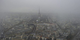 俯瞰埃菲尔铁塔和暴风雪的巴黎天际线