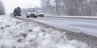 冬季公路上的运输。汽车在交通堵塞中受阻。