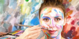 艺术家涂抹化妆品。Woman-Picture。4 k UHD。