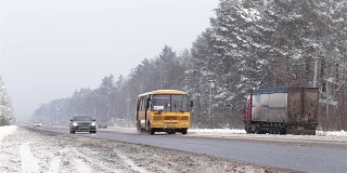 冬季公路上的运输。
