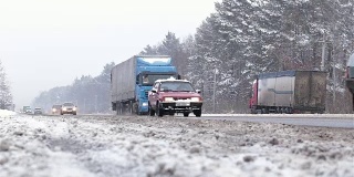 冬季高速公路上的交通。