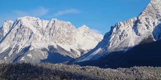 奥地利,提洛尔人的阿尔卑斯山脉。通往弗恩隘口的路。一场雪后的美妙风景。后面的Zugspitze峰