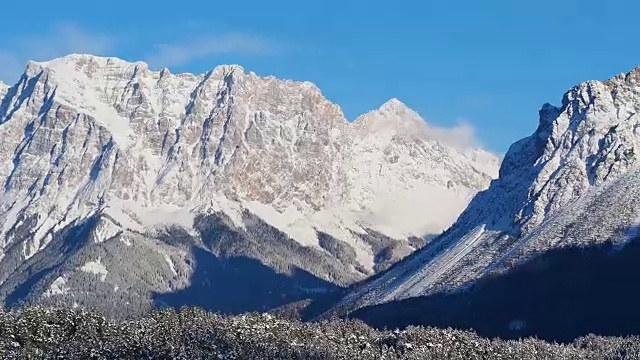 奥地利,提洛尔人的阿尔卑斯山脉。通往弗恩隘口的路。一场雪后的美妙风景。后面的Zugspitze峰