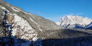奥地利,提洛尔人的阿尔卑斯山脉。通往弗恩隘口的路。一场雪后的美妙风景。后面的Zugspitze峰