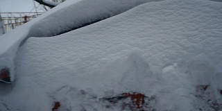 降雪。被雪覆盖的机器