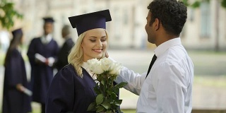女研究生在学术上戴着花与男友聊天，教育