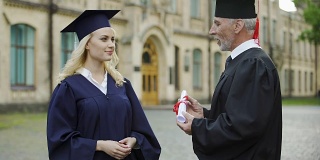 大学校长给学生颁发毕业证书，握手，毕业典礼