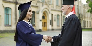 主持向女学生颁发毕业证书，握手，举行毕业典礼