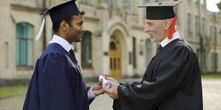 著名教授在毕业典礼上给男生握手