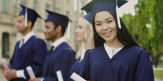 亚洲研究生文凭，微笑着进入镜头，国际研究