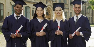 留学生在毕业装中持有毕业证书，接受素质教育