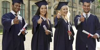 大学毕业生拿着学位证书，竖起大拇指