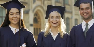 大学生穿着毕业装面带毕业证书，出国留学