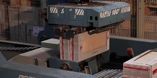 产品在输送机上装箱自动包装，瓷砖包装，输送机，现代化工厂
