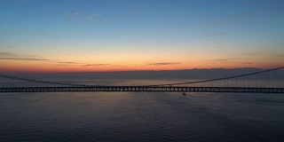 空中——明石海峡大桥在晨光中僵直