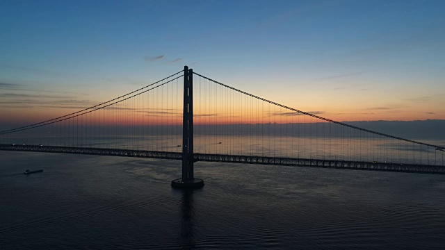 架空——明石海峡大桥清晨的辉光塔主缆线盘