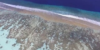 海浪撞击海滩的鸟瞰图，马尔代夫