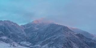 冬天山里的黎明。间隔拍摄