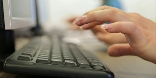 女人的手在键盘上，特写
