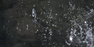 雨滴掉进水池的视频在真正的慢动作