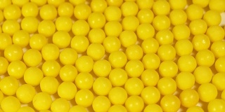明亮的黄色背景和大量的维生素在一个糖衣