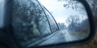 后视镜影像的汽车跟随距离通过危险的雨天道路