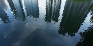 深圳-中国-摩天大楼的剪影在水中;替身