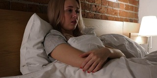 咳嗽生病的女人躺在床上