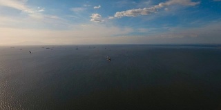 航空货船在海上抛锚停泊。菲律宾,马尼拉