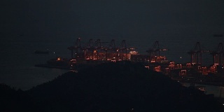 中国深圳-蛇口赤湾货运港夜间;遥远的拍摄;